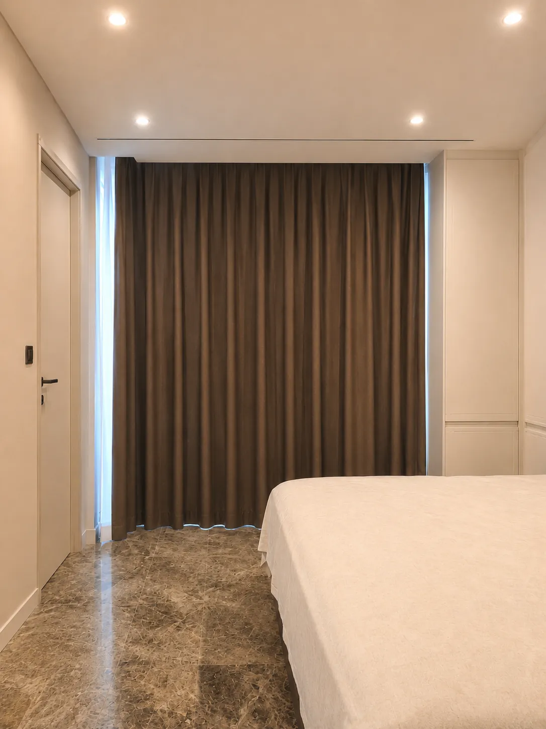 Otel odasında zeminden tavana karartma fon perde